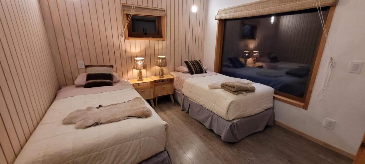 فيلا Cabana En Laguna Azul Patagonia Bagual Torres del Paine National Park المظهر الخارجي الصورة