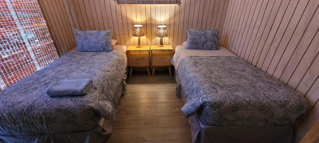 فيلا Cabana En Laguna Azul Patagonia Bagual Torres del Paine National Park المظهر الخارجي الصورة